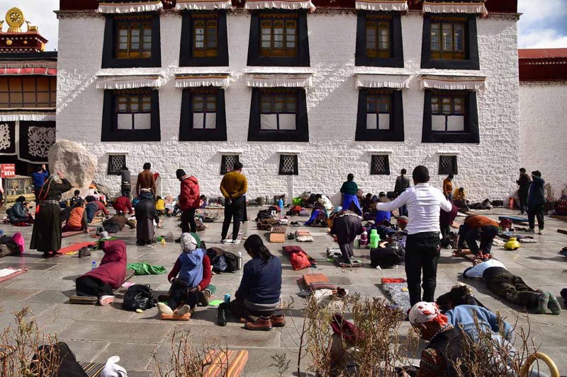 people praying at Jokhang temple