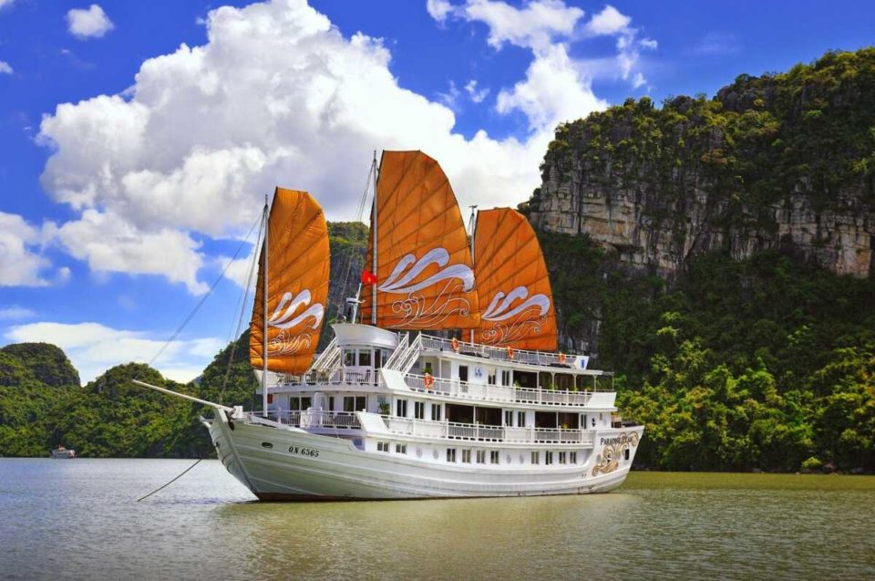 cruise guide to explore Ha Long Bay
