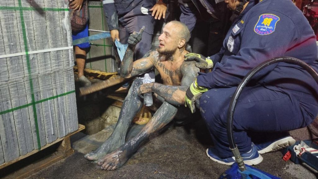 Rescue a tourist stuck in a sewer in Thailand 2