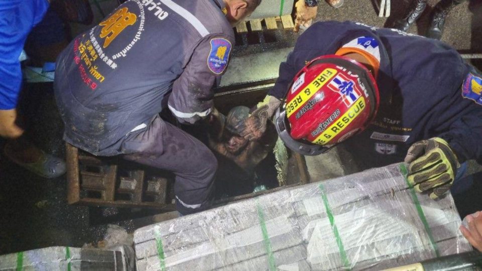 Rescue a tourist stuck in a sewer in Thailand 2