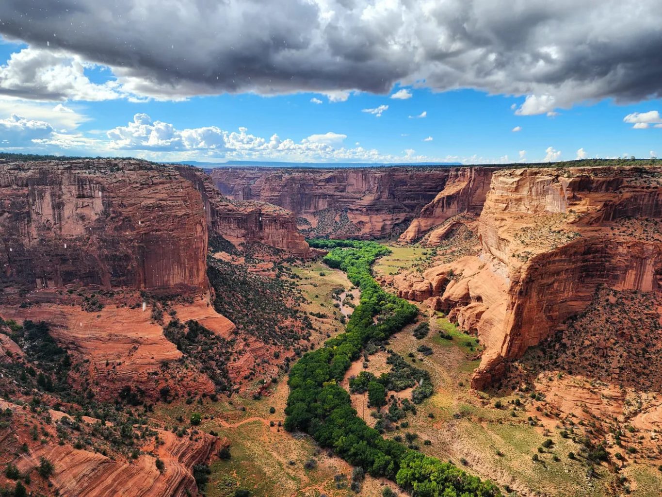 Paysages enchanteurs et moussons survivantes : exploration de Monument Valley, Canyon de Chelly et Mogollon Rim